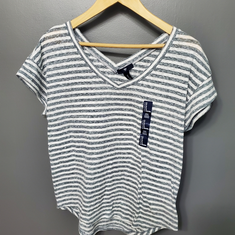 Gap V-Neck Short Sleeve Shirt